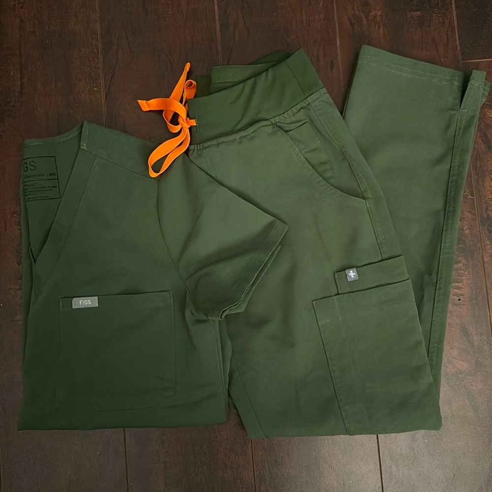 FIGS scrubs set in Moss